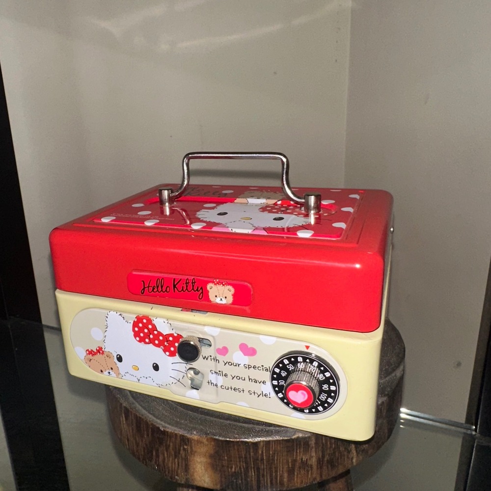 Vintage hello kitty cash box no key
